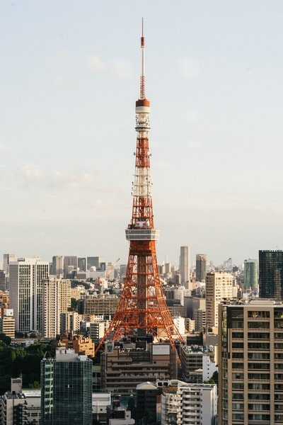 白天城市里的红色金属塔